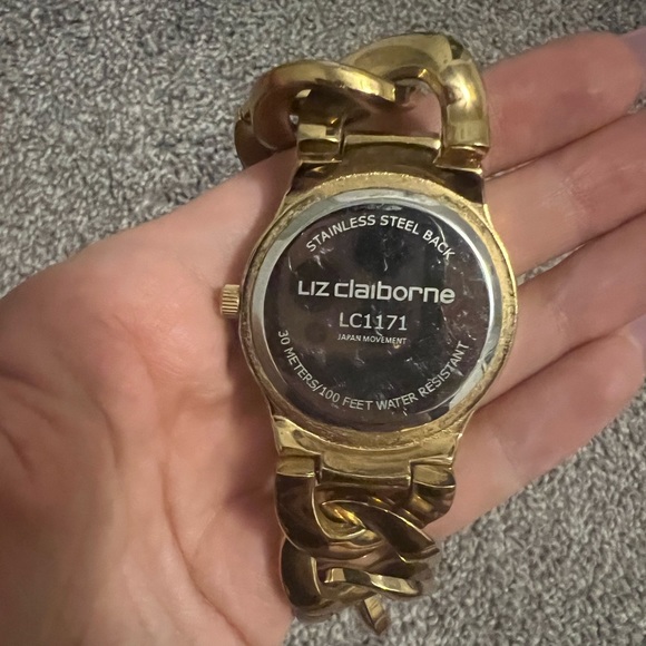 Women’s golden watch 😍